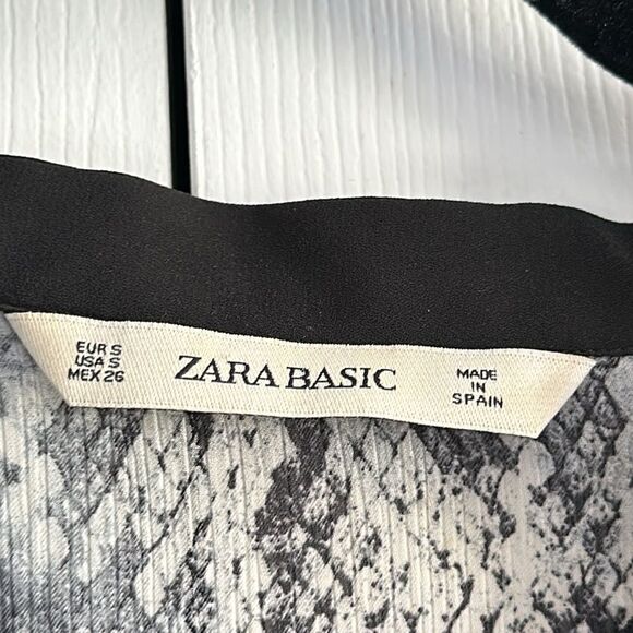 Zara Basic Women’s V Neck Snakeskin Black & Grey Blouse - Picture 4 of 7